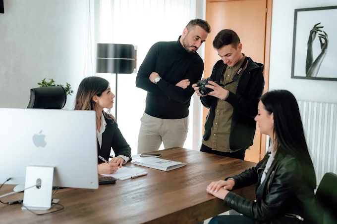 Il team di Gruppo Nardella in ufficio, riunito attorno a una fotocamera
