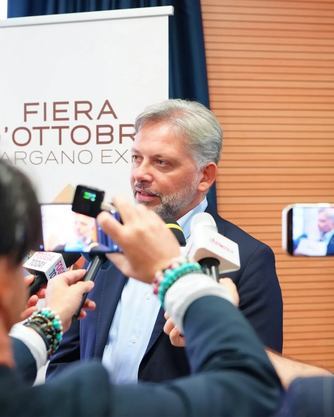 Interviste davanti al pannello della fiera