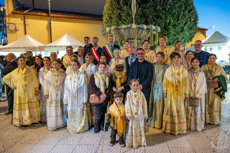 La sfilata in costume con l'Associazione Mos Maiorum