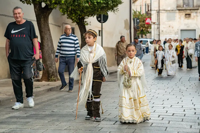 Bambini in costume nel corteo