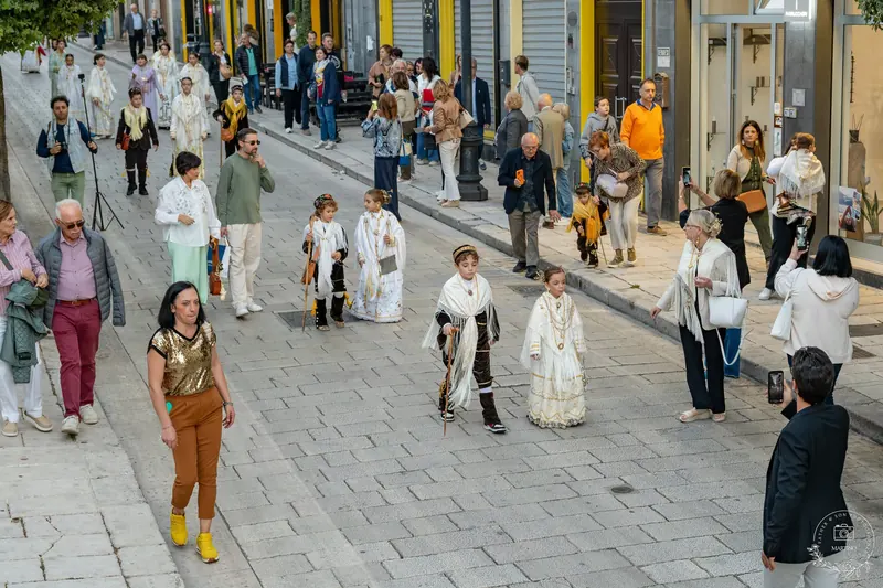 Il corteo attraversa l'isola pedonale