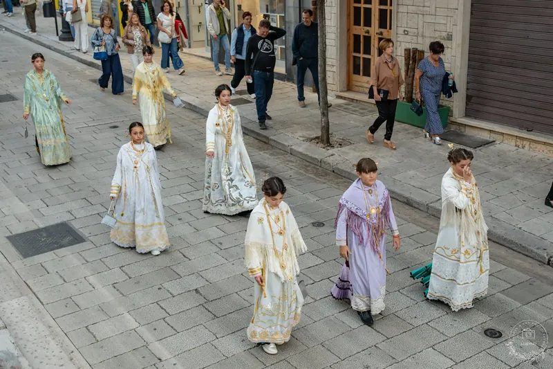 Abiti tradizionali per le vie del centro