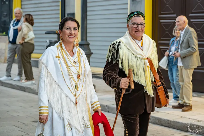 Una coppia in costume tradizionale