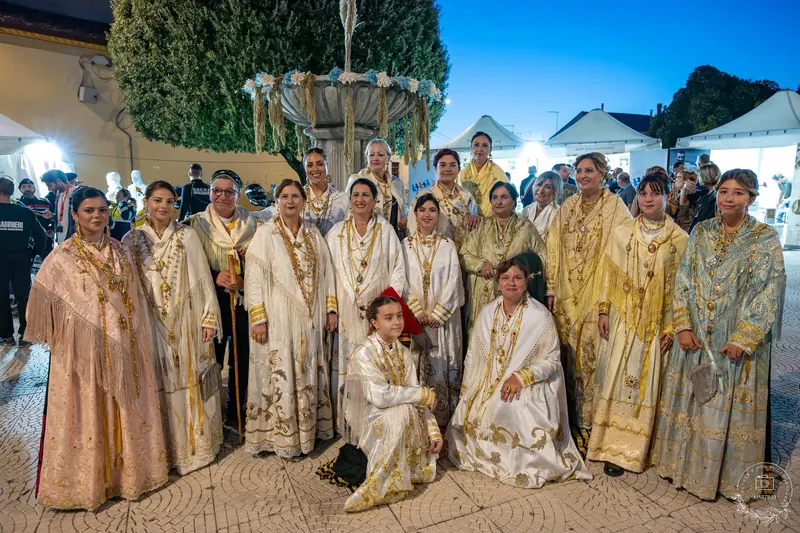 La sfilata in costume nel villaggio fieristico