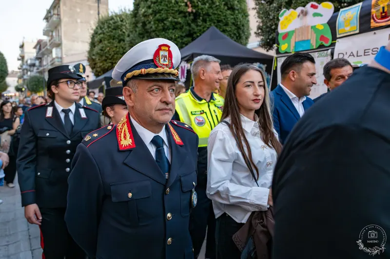 Autorità e forze dell'ordine al passaggio del corteo