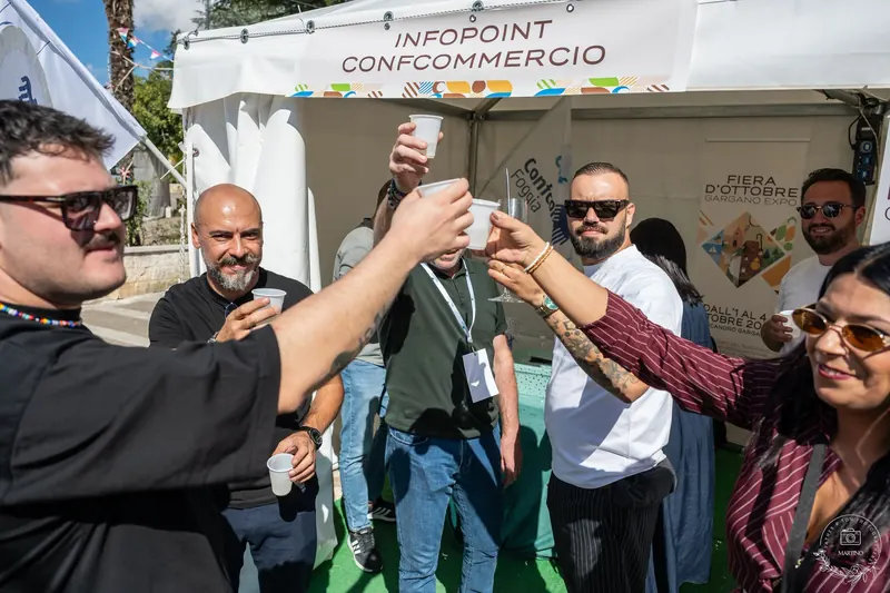 Brindisi all'Infopoint Confcommercio