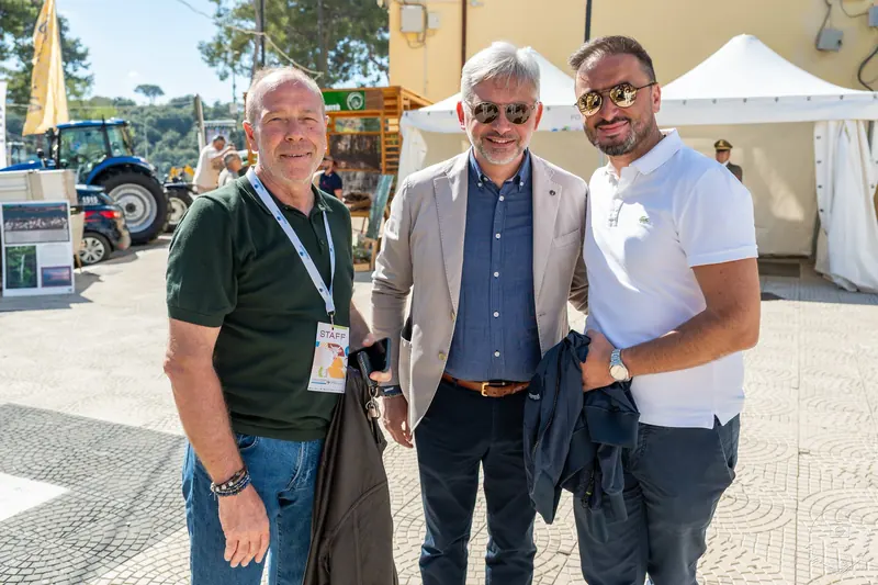 Lo staff della fiera nel villaggio