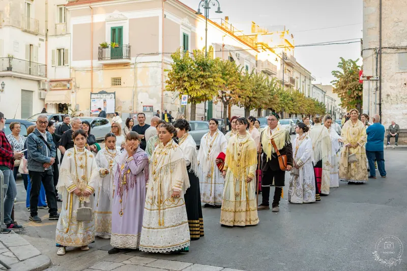 Il corteo in costume lungo il corso