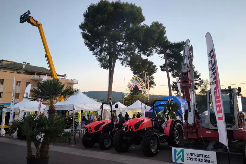 Macchine agricole ed edili nell'area espositiva