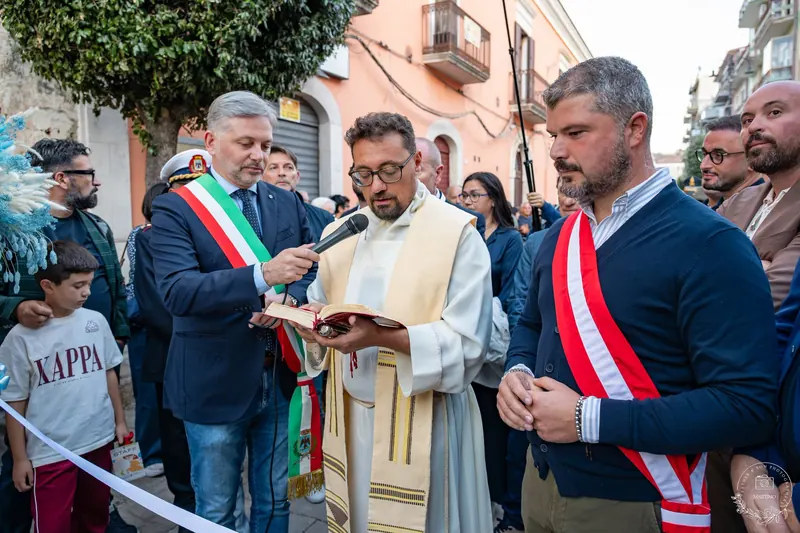 La benedizione prima del taglio del nastro