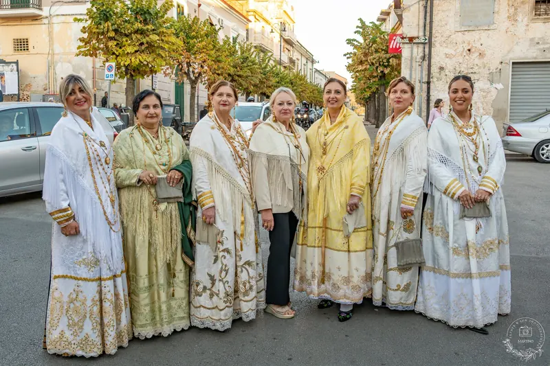 Gli abiti tradizionali della sfilata