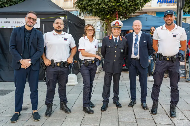 Polizia locale e forze dell'ordine nel villaggio fieristico